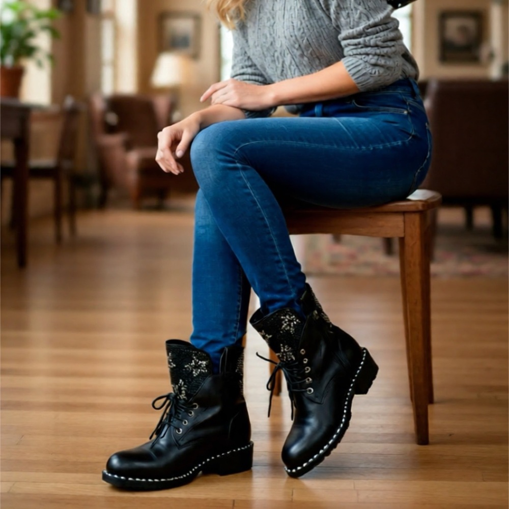 𝅺black leather short booties.